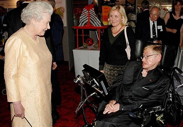 5. Stephen Hawkings şövalye ünvanını reddetmişti.