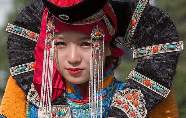 6. Çin'de yaşayan Moğol sayısı, Moğolistan'da yaşayan Moğol sayısından fazladır.