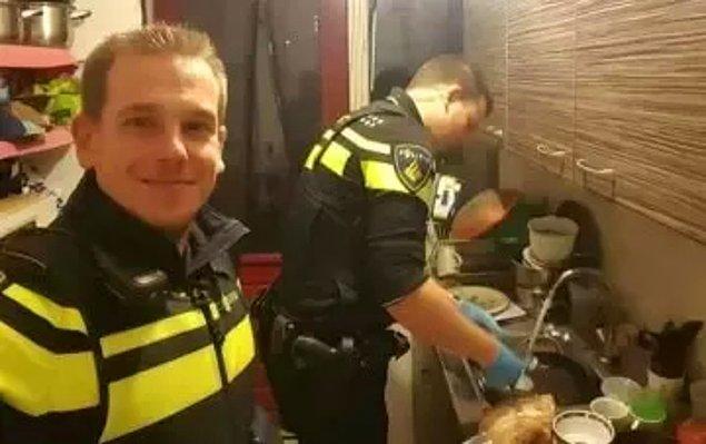 2. Anneleri hastaneye kaldırılan 5 çocuğun karnını doyurup bulaşıkları yıkayan iki polis.