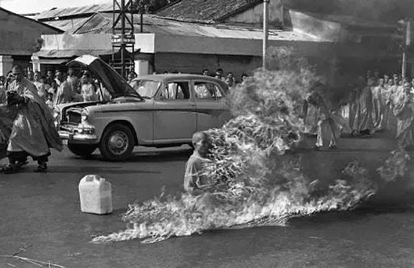 5. Vietnamlı keşiş, protesto için kendini yakıyor.