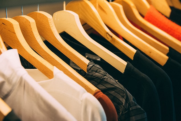 2. Resmi şirketler için takım elbise veya etek, daha rahat yerler için ise smart casual tercih edin.