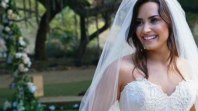 Yakın zamanda nişanlanana ve evlilik hazırlıklarına başlayan Demi Lovato, daha önce bir klibinde beyaz gelinlik giymişti.