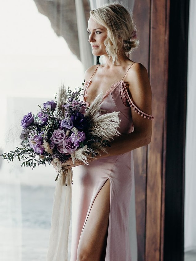 12. Oyuncu Malin Akerman, gelinlik yerine düz ve derin yırtmaçlı pembe bir elbise giydi.