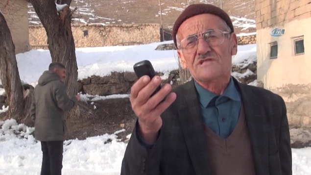 Eğlenceleri bittikten sonra yanıma geldi ve bana “Ben burayı sevmedim, telefon çekmiyor” diyerek söylenmeye başladı. Ben de “Şu an bi şey yapamayız. Sonuçta dağın tepesine çıkacağımızı biliyordun. Ne yapacaksın telefonu?” dedim. Neyse öyle mızmızlanarak yattı.