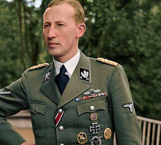 Eski bir bahriye subayı olan Heydrich, aslında kökenlerine bakıldığında çeyrek ihtimalle Yahudi sayılmaktaydı, fakat bu durumu asla kabullenemedi.