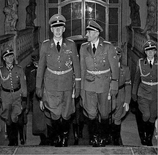 Heydrich'i ortadan kaldırma operasyonu için iki Çek paraşütçü olan Jan Kubis ve Josef Gabchik görevlendirildi ve ikili Çekoslavakya'ya indi.
