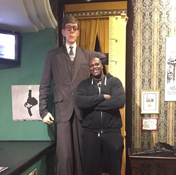 1. Баскетболист Шакил О’Нил (рост 2,16 метра) стоит рядом со статуей самого высокого человека в мире