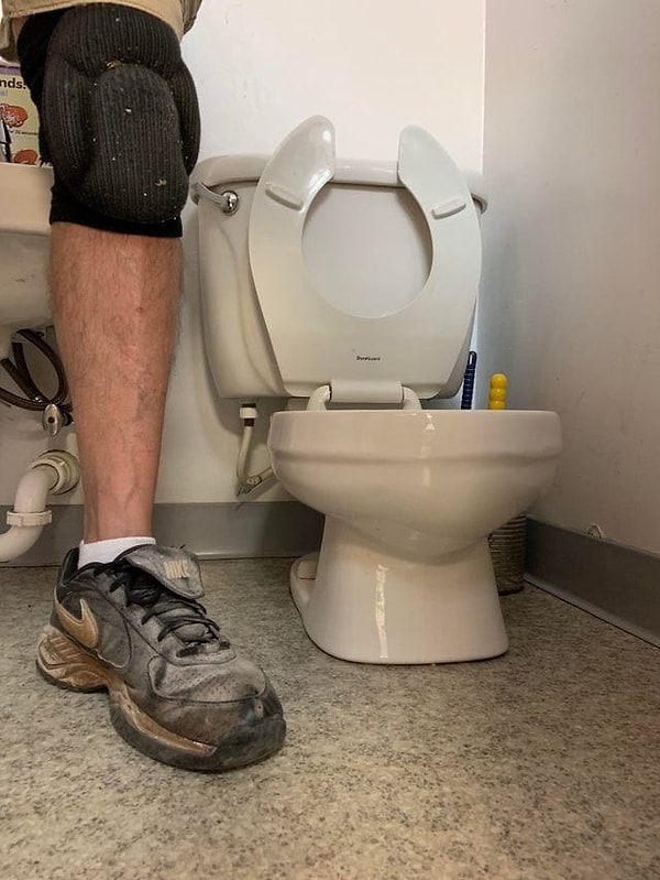 5. Взрослый человек и унитаз в детском саду :)