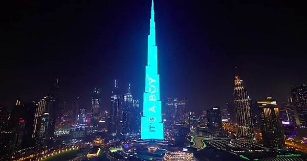 Geçtiğimiz günlerde Dubaili bir çiftin Burj Khalifa'ya çocuklarının cinsiyetini cümle aleme duyurmak için 100 bin dolar verdiğini öğrenmiştik.