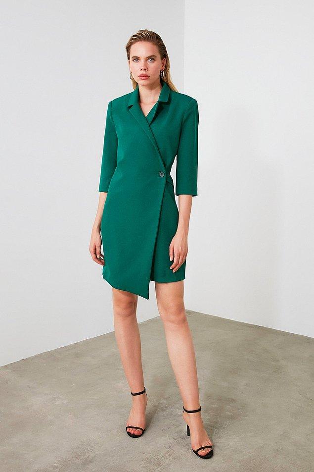 19. Yeşil ceket elbise de ofise veya iş yemeklerine çıkarken giymek için güzel bir parça.