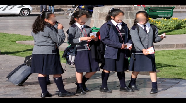 Kadınlar olarak hepimiz aşağı yukarı aynı dönemlerde ilk reglimizi olmuşuzdur. Daha dünyayla ilgili birçok şeyi çözememişken, vücudumuzun doğurganlığa adapte olmaya çalışmasını biraz şaşırarak karşılamış olabiliriz. Bu başlangıç nereden bakarsanız bakın, bir kadının hayatı boyunca yaşadığı en önemli hem fizyolojik hem de psikolojik devinimlerinden bir tanesidir.