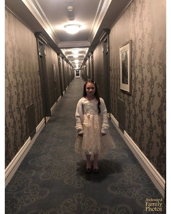 9. Моя 10-летняя дочь нарядилась для хорошего новогоднего ужина и я попыталась сфотографировать ее. У меня есть фотография, которая выглядит так, будто она скучает по своему злому близнецу