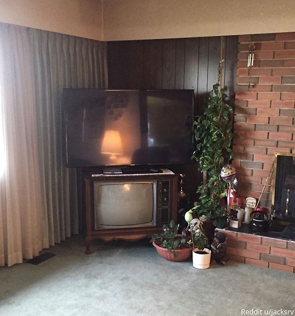 13. Моя двоюродная бабушка использует свой старый телевизор как подставку для нового