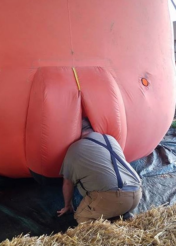 18. Это муж моей подруги внутри надувного домика