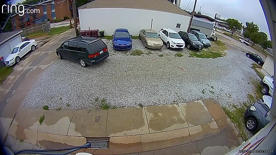 Alelacele Girdiği Otoparkta Aracın Arkasına Geçerek Kakasını Yapan Kadın