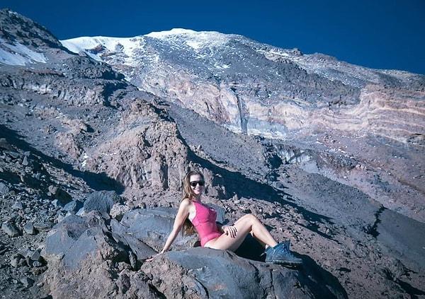 Hava sıcaklığının sıfırın altında 3 dereceyi bulduğu Ağrı Dağı eteklerinde kayaların üzerinde fotoğraf çektiren dağcılar bunları sosyal medya hesaplarından paylaştı.