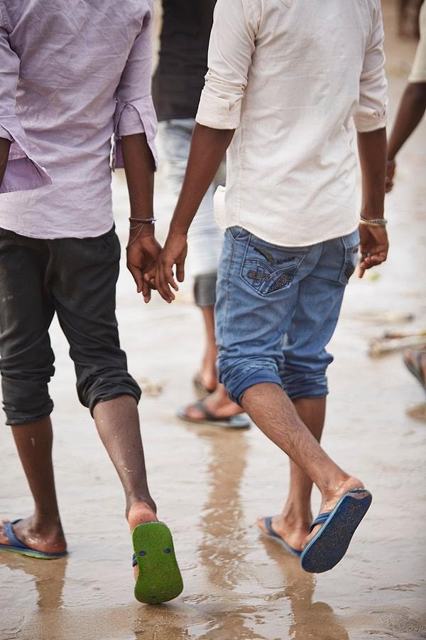 4. "Gana'da genç ya da yetişkin erkekler yolda yürüyüp sohbet ederken el ele tutuşabilirler."