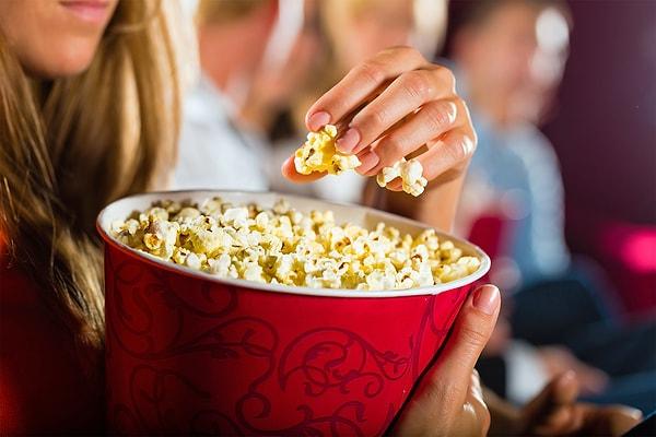 6. "Çek Cumhuriyeti'ndeki insanların durumu çok iyi değildir. Bu yüzden sinemaya giderken patlamış mısırlarını ya da atıştırmalıklarını evde yapıp götürürler."
