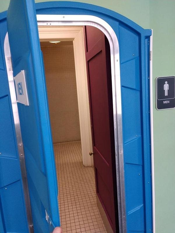 4. Gerçek bir tuvalete açılan bu sokak tuvaleti kapısı: