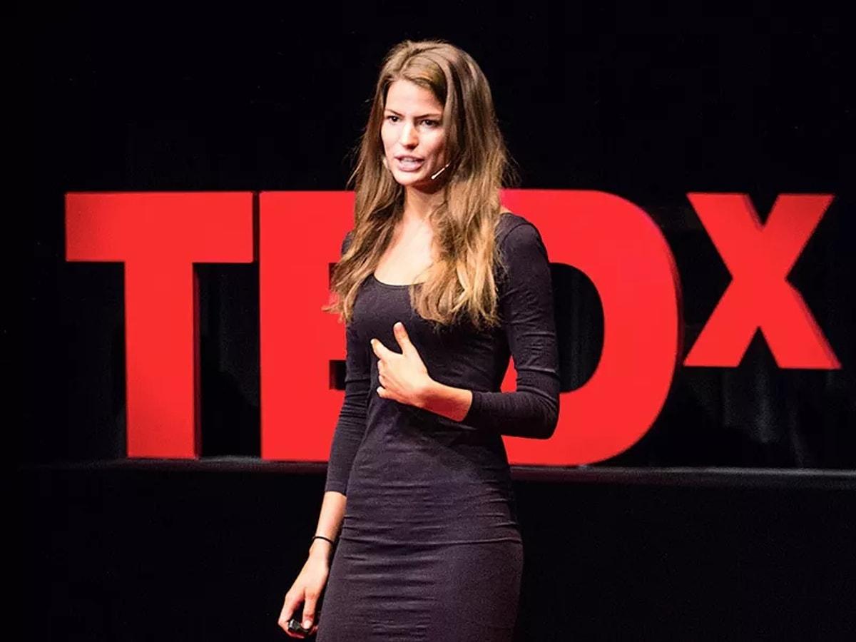 Тв вумен ттд. Ted выступление. Девушка спикер на сцене. Выступление TEDX женщина. Выступление на сцене Ted.