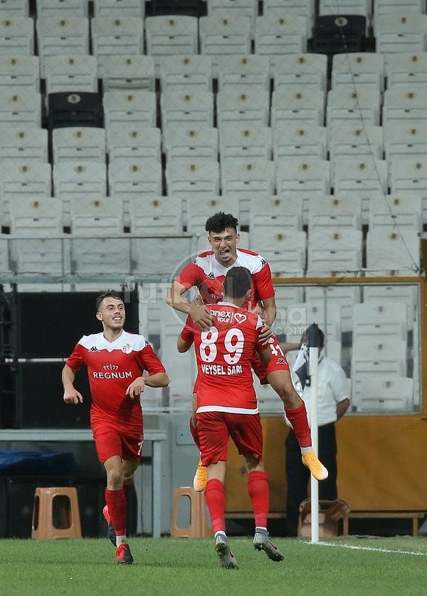 85. dakikada 18 yaşındaki Gökdeniz Bayrakdar Antalyaspor'un beraberlik golünü attı.