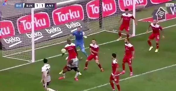 89. dakikada Atiba'nın kafa vuruşunda Origil'in eline çarpan topta Beşiktaş penaltı bekledi fakat penaltı kararı çıkmadı.