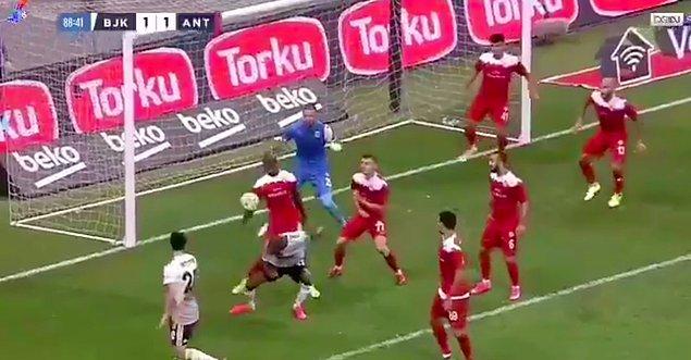 89. dakikada Atiba'nın kafa vuruşunda Origil'in eline çarpan topta Beşiktaş penaltı bekledi fakat penaltı kararı çıkmadı.
