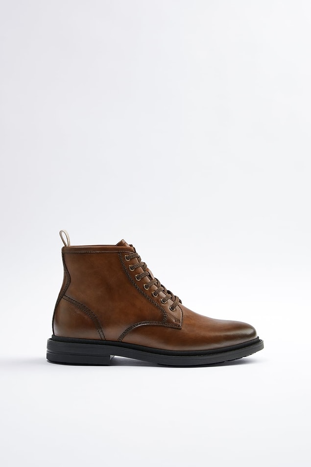 17. Zara'nın yeni sezon kahverengi botu da, erkekler için şık bir alternatif.