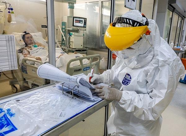 Koruyucu kıyafet içinde saatlerce çalışan sağlıkçılar adeta birer astronotu andırıyor. Bu kıyafetlerle saatlerce çalışmak zorunda kalabiliyorlar.