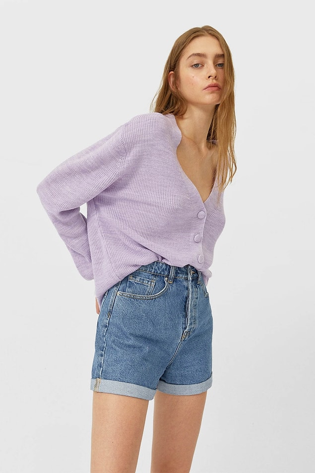 3. Bahar mevsimi hırka mevsimi. Rengarenk hırkalardan en az bir renk almak kurtarıcı oluyor. Stradivarius marka lila rengi hırkanın fiyatı 169 TL!