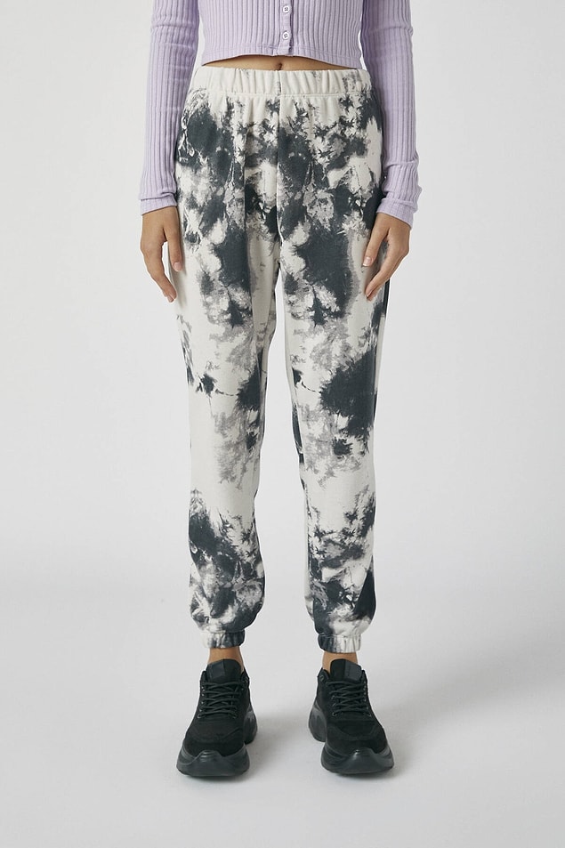 4. Batik desen bu sene çok tercih ediliyor. Pull&Bear batik desenli eşofman altının fiyatı 169 TL.