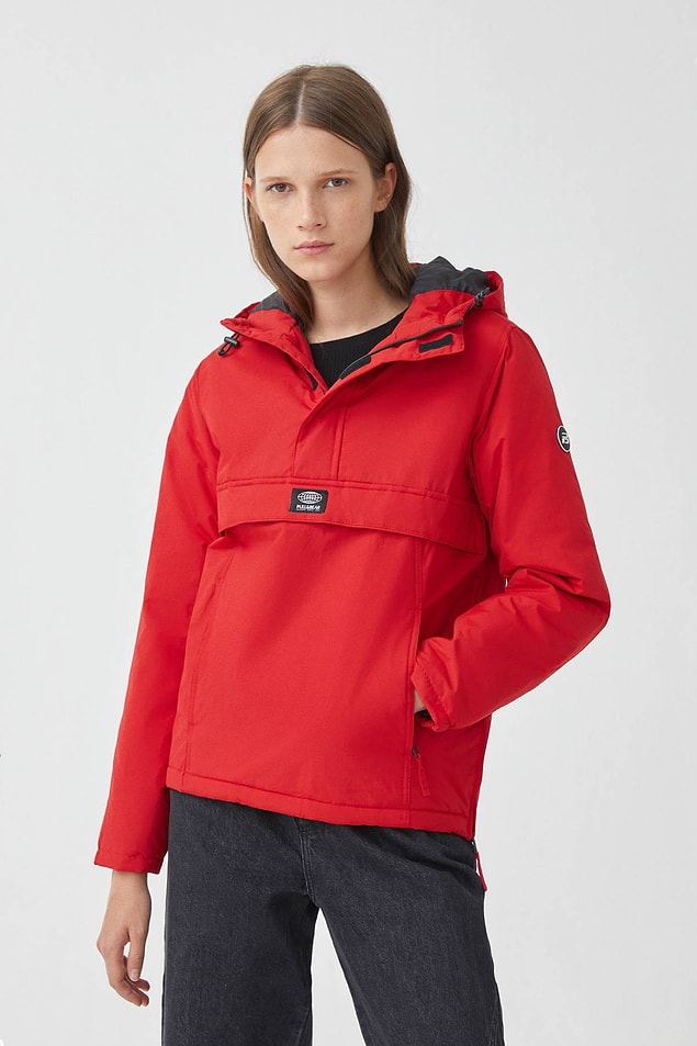 1. Pull&Bear kırmızı renk kanguru cepli montun fiyatı 229 TL.