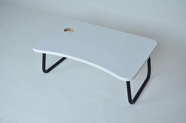 10. Yatakta ve koltukta çalışmayı sevenler içinse bu ayaklı bilgisayar masası ergonomik bir kullanım sağlıyor.