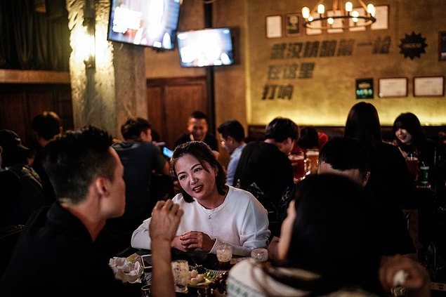 Wuhan'da bu hafta sonu görüntülenen gece hayatı, "Sanki hayatlarında hiç corona virüsle karşılaşmamış gibiler" dedirtti.