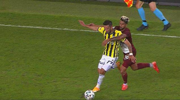 73. dakikada Hatayspor'da Ribeiro, ikinci sarı kart sonrası kırmızı kartla oyun dışında kaldı.