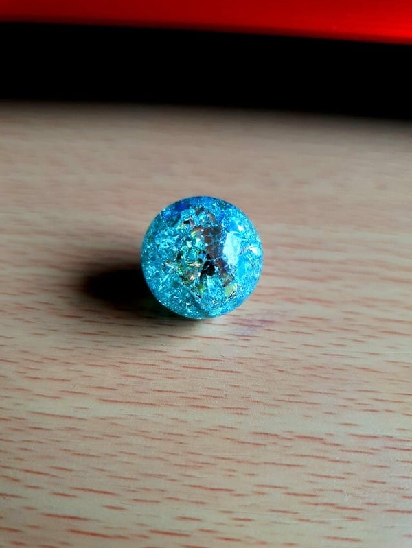 3. Если нагреть огнем стеклянный шарик, а затем положить его в холодную воду