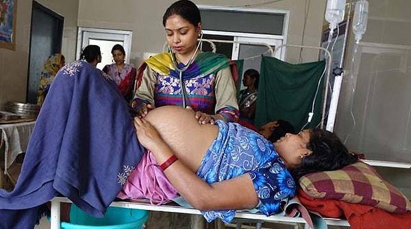 NDTV Televizyonu'na konuşan polis yetkilisi Pravin Singh Chauhan, Budaun kasabasında yaşayan 35 yaşındaki kadının durumunun ağır olduğunu söyledi.