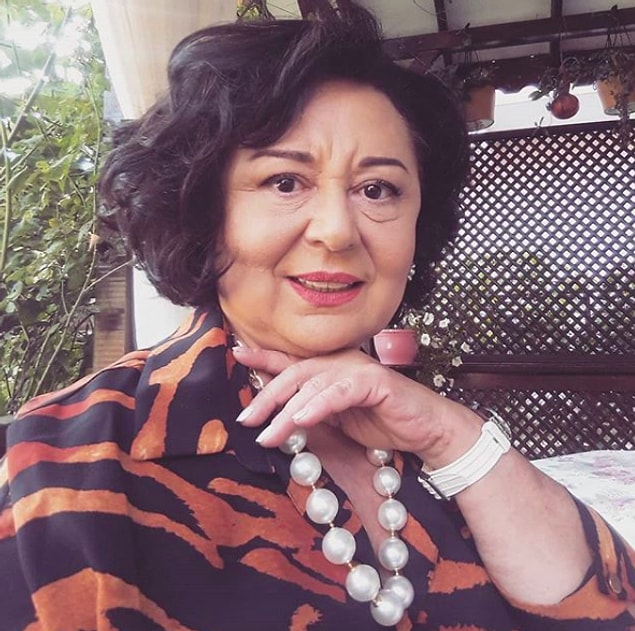 Parla Şenol aslında hepimizin yakından tanıdığı, yıllarını sanata adamış bir isim. Kendisi sanılanın aksine yalnızca oyuncu değil, aynı zamanda seslendirme sanatçısı, yazar ve şarkıcı...