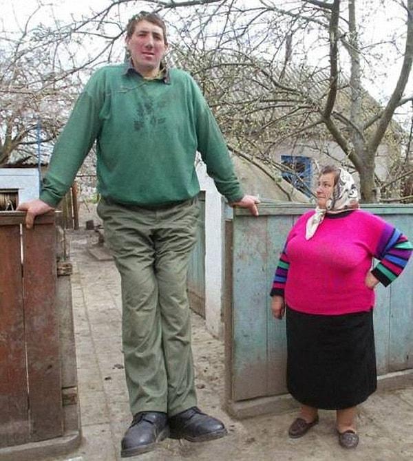 7. Ukraynalı Leonid Stadnyk 1964 doğumlu. Ayak numarasının 64 olduğu belirtilen Stadnyk'in boyu kayıtlarda 257 cm olarak geçiyor.