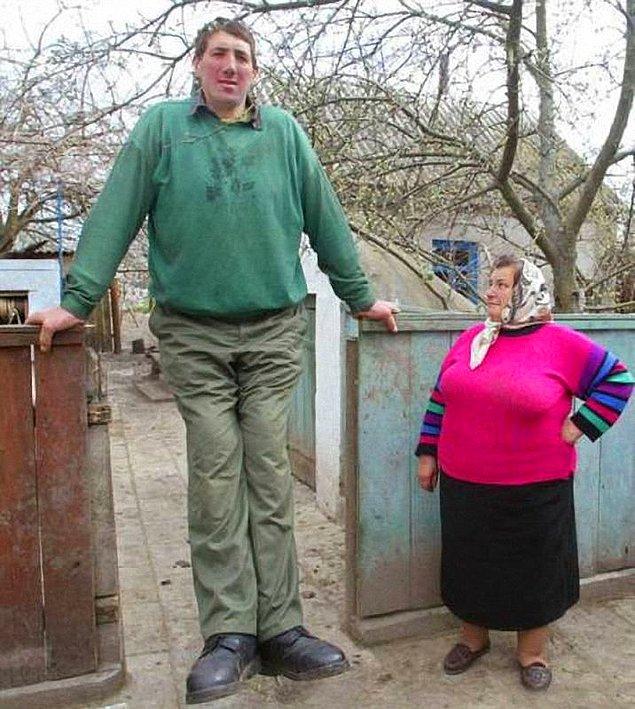 7. Ukraynalı Leonid Stadnyk 1964 doğumlu. Ayak numarasının 64 olduğu belirtilen Stadnyk'in boyu kayıtlarda 257 cm olarak geçiyor.