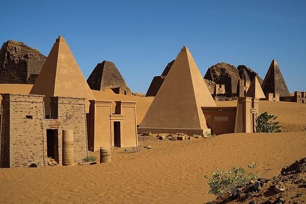 1. "Sudan'da Mısır'dan 2 kat daha fazla piramit bulunur."