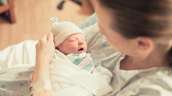 5. "Yeni doğan bebeklerin daha gözyaşı kanalları tam olarak oluşmadığı için gözyaşı dökmezler."