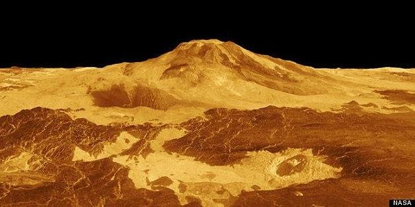 13. "Venüs'ün radar görüntülerine dayanarak bilim insanları, su bazlı kar yağması için çok sıcak olduğundan metal yağdığına inanıyorlar."
