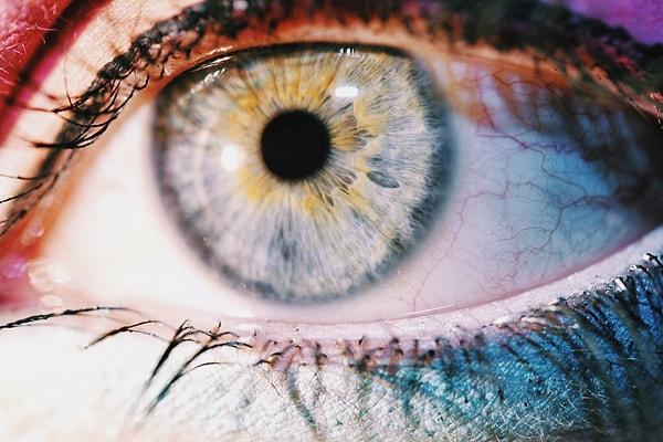 6. Gözümüz 10 milyondan daha fazla rengi ayırt eder ama beynimiz hepsini hatırlayamaz.