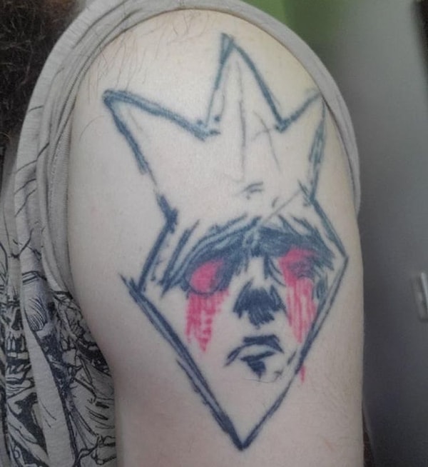 15. «Я сделал татуировку викинга в шлеме по дурости, но пожалел об этом. Теперь я хочу ее перекрыть».