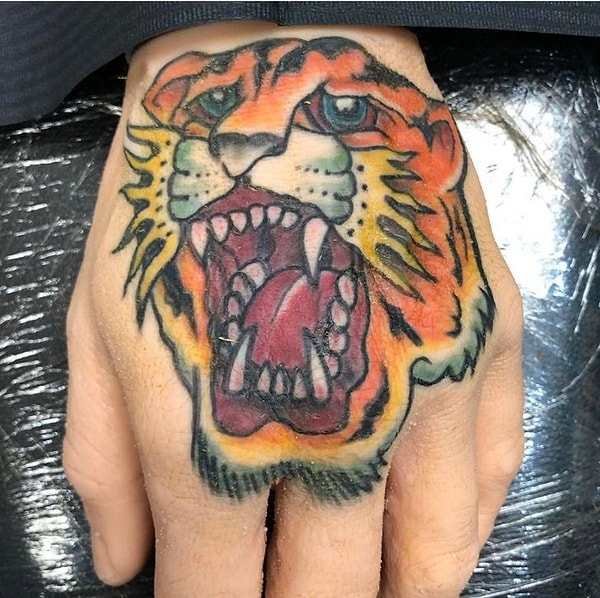 21. «Похоже, она кричит о помощи».