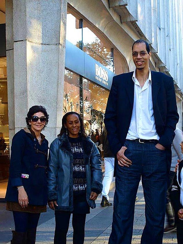 9. Fas doğumlu Brahim Takioullah 246 cm boyu ile kayıtlara geçmiş yaşayan en uzun boylu ikinci insan.