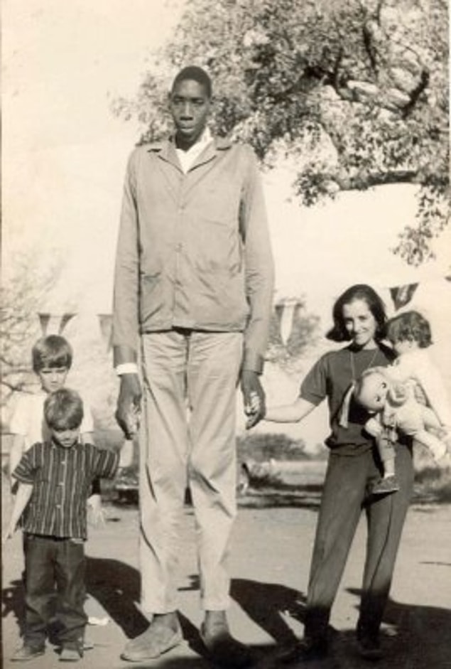 1. John Rogan tarihteki en uzun ikinci kişi olarak kayıtlara geçmiştir. 1868 doğumlu Rogan'ın boyunun 267 cm'e ulaştığı biliniyor.