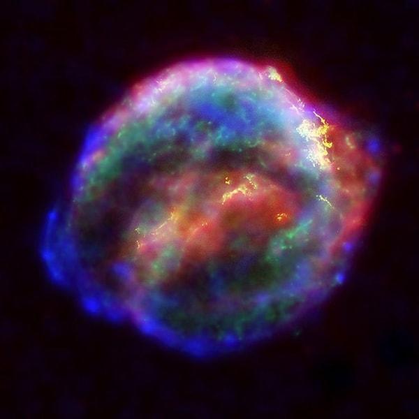 8. 1604 yılında patlayan Süpernova 1604, Venüs hariç gece gökyüzündeki tüm yıldız ve gezegenlerden daha parlak olarak çıplak gözle gözlemlenebilmişti.