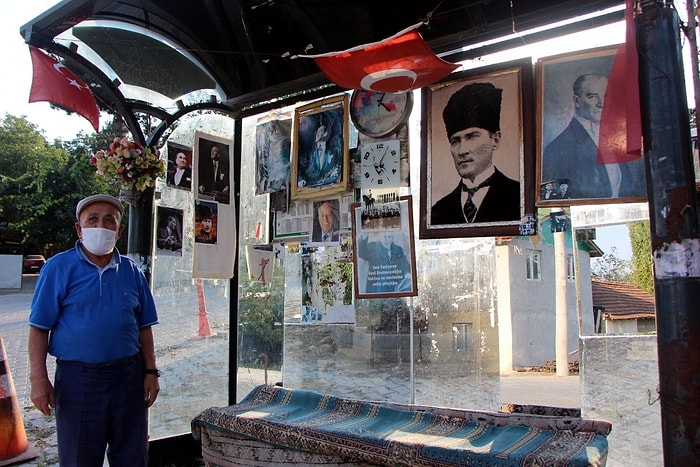 Evinin Yanındaki Otobüs Durağını Türk Bayrağı ve Atatürk Posterleriyle Süsledi: 'Emekliyim, Burada Oyalanıyorum'